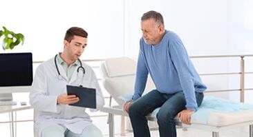 de dokter praat met de patiënt