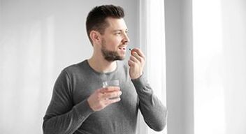 de man gebruikt medicijnen voor de behandeling van prostatitis