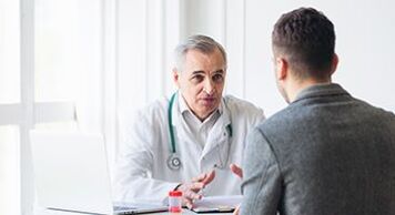 een man op afspraak van een specialist