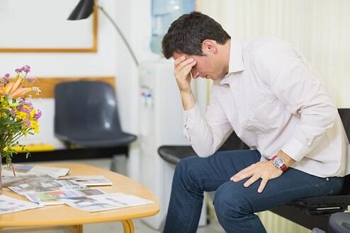 de man dacht na over de behandeling van prostatitis met medicijnen